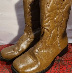 137626 Faded Glory Girls Brown Boots Size 4. Like new. See pictures for details.